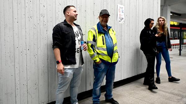 Alles cool zwischen Veranstalter und VAG: DJ Aexcit im Gespräch mit einem Mitarbeiter der Betriebsaufsicht. Wie der Abend verlief und warum die U-Bahn doch nicht fuhr, lesen sie in unserer Reportage.