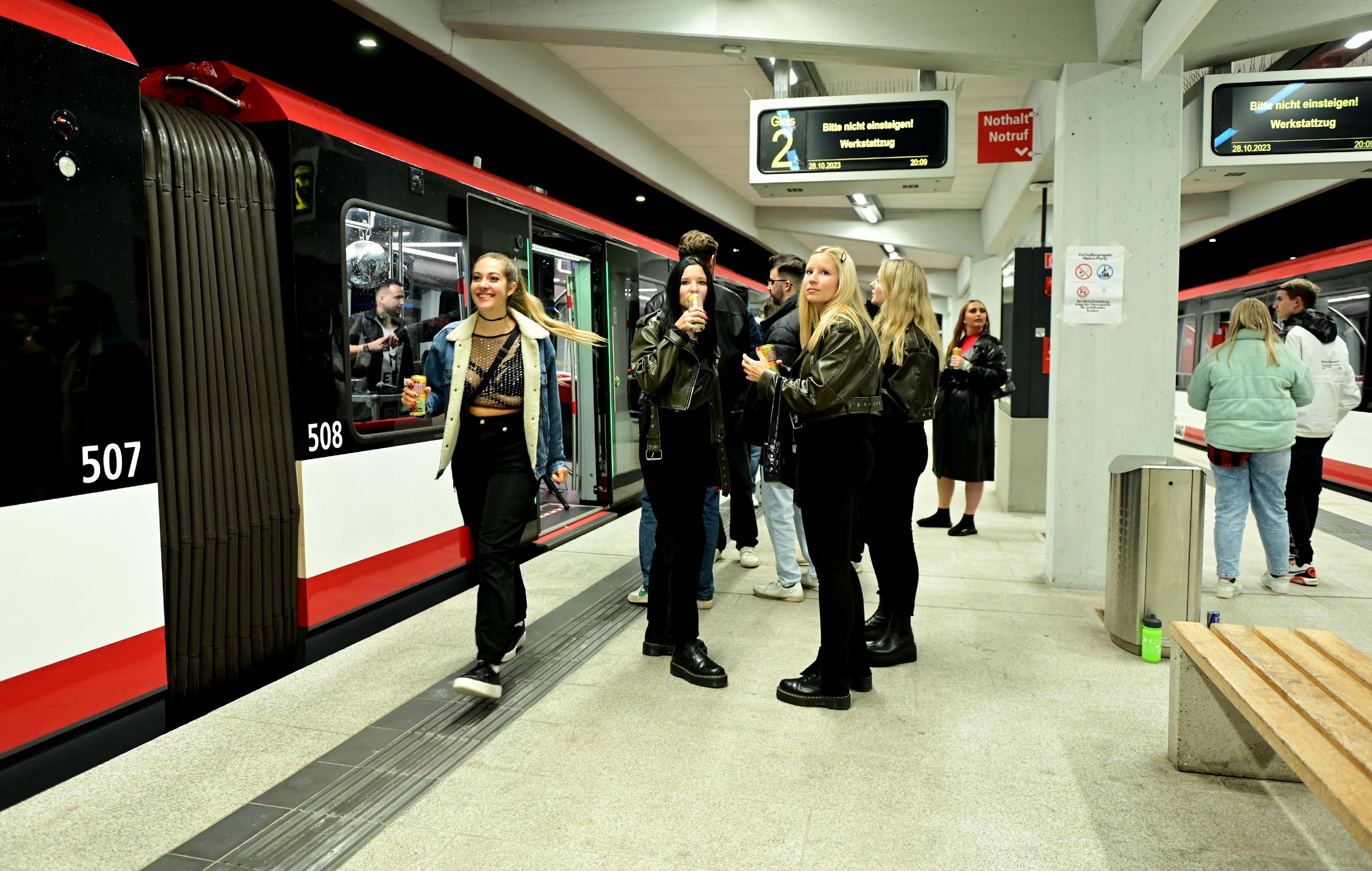 Die Türen waren dauerhaft geöffnet: Reges Treiben am Bahnsteig. Wie der Abend verlief und warum die U-Bahn doch nicht fuhr, lesen sie in unserer Reportage.