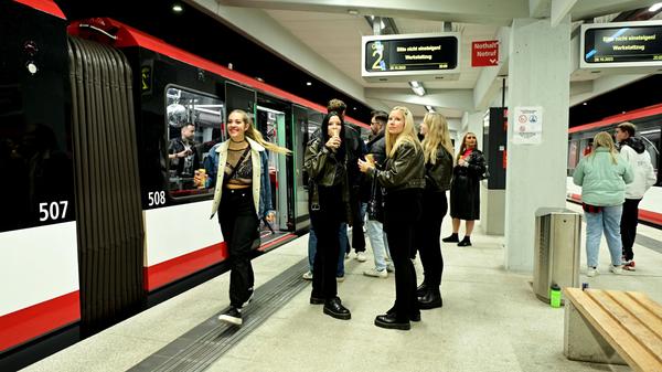 Die Türen waren dauerhaft geöffnet: Reges Treiben am Bahnsteig. Wie der Abend verlief und warum die U-Bahn doch nicht fuhr, lesen sie in unserer Reportage.