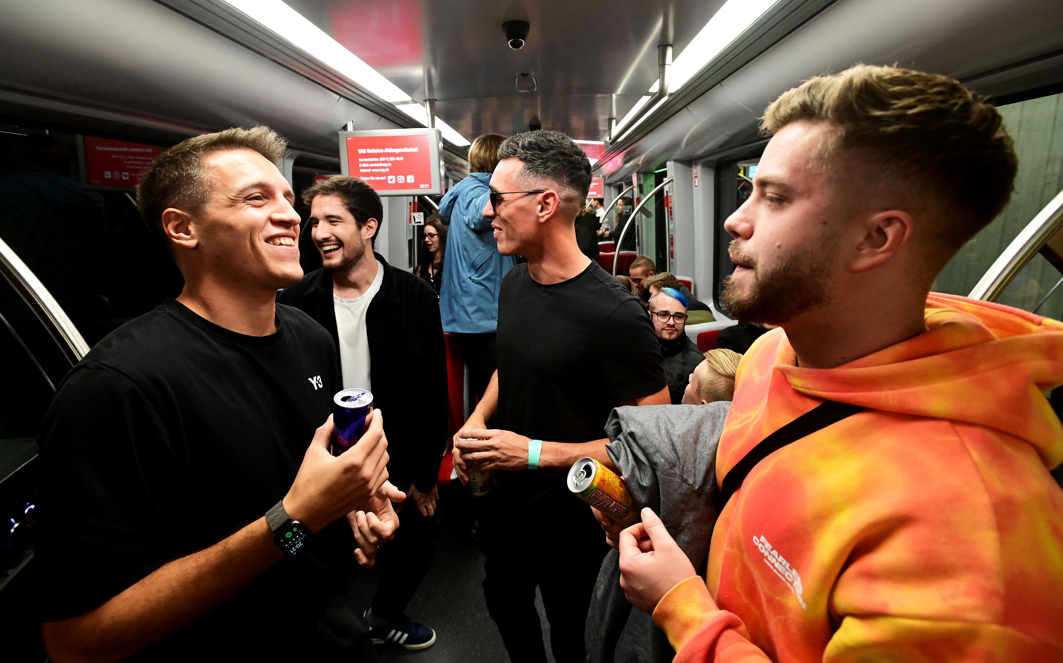 Vier lautstarke Boxen und Gratisgetränke: Mehr braucht es nicht für gute Stimmung. Wie der Abend verlief und warum die U-Bahn doch nicht fuhr, lesen sie in unserer Reportage.