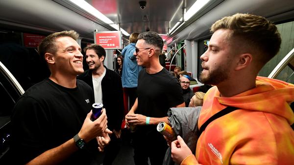 Vier lautstarke Boxen und Gratisgetränke: Mehr braucht es nicht für gute Stimmung. Wie der Abend verlief und warum die U-Bahn doch nicht fuhr, lesen sie in unserer Reportage.