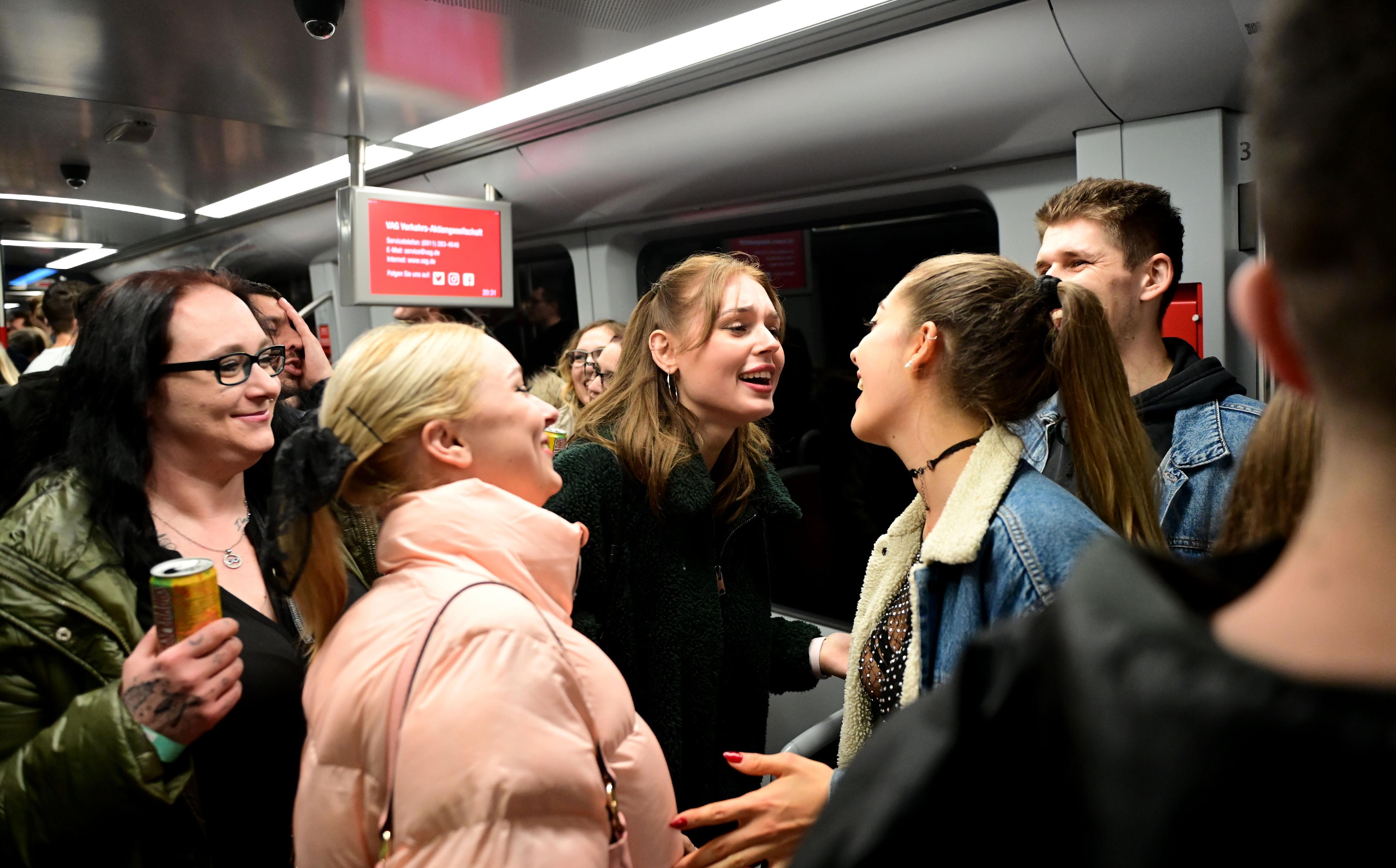 Befreundet mit dem DJ: Für Rebecca, Ann-Kathrin und Lea war es Ehrensache, dass sie bei Nürnbergs erster Metro-Party dabei waren. Wie der Abend verlief und warum die U-Bahn doch nicht fuhr, lesen sie in unserer Reportage.