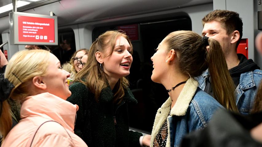 Befreundet mit dem DJ: Für Rebecca, Ann-Kathrin und Lea war es Ehrensache, dass sie bei Nürnbergs erster Metro-Party dabei waren. Wie der Abend verlief und warum die U-Bahn doch nicht fuhr, lesen sie in unserer Reportage.