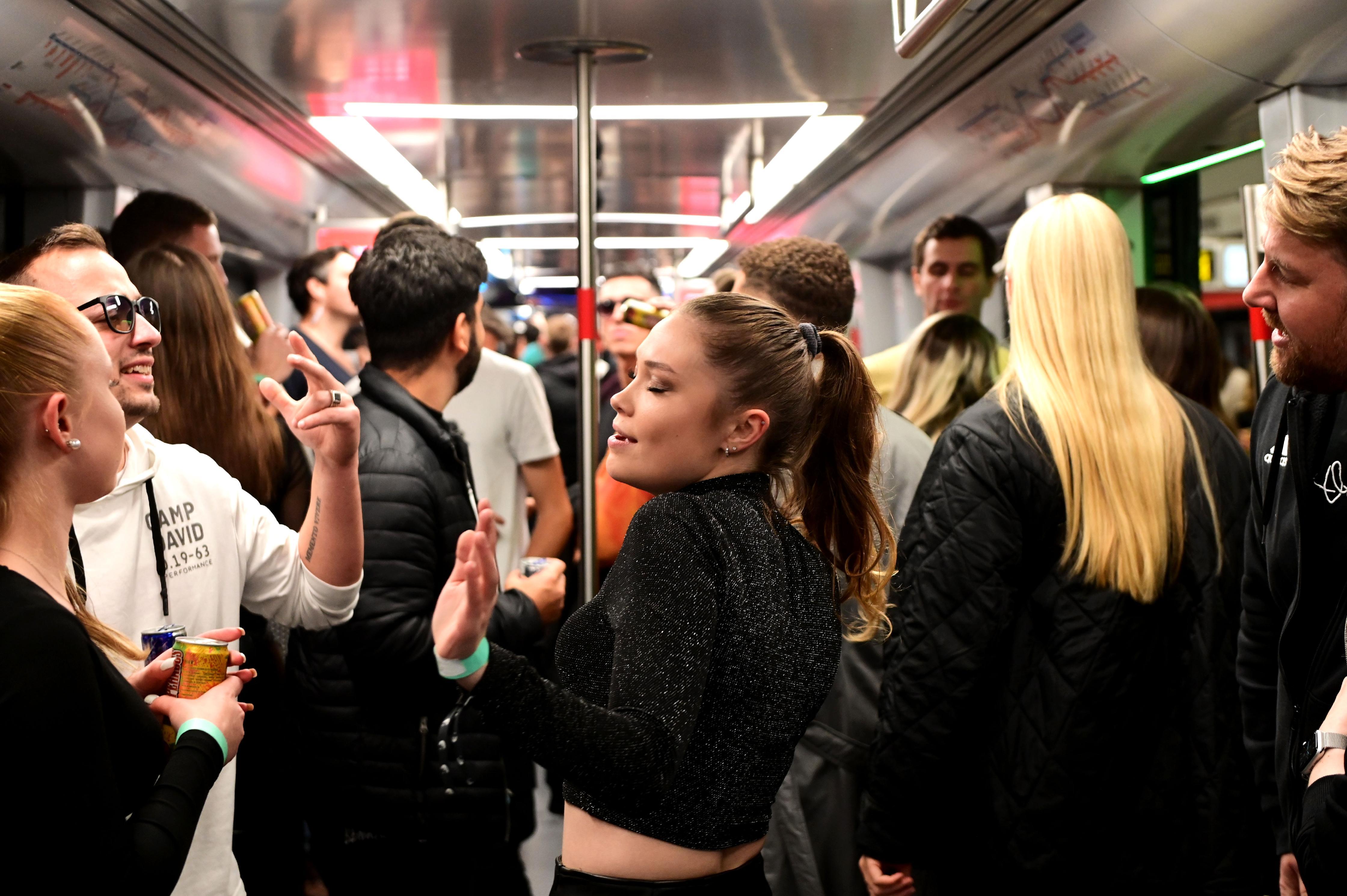 Can you feel it? Die tanzende Menge hatte sichtlich Spaß. Wie der Abend verlief und warum die U-Bahn doch nicht fuhr, lesen sie in unserer Reportage.