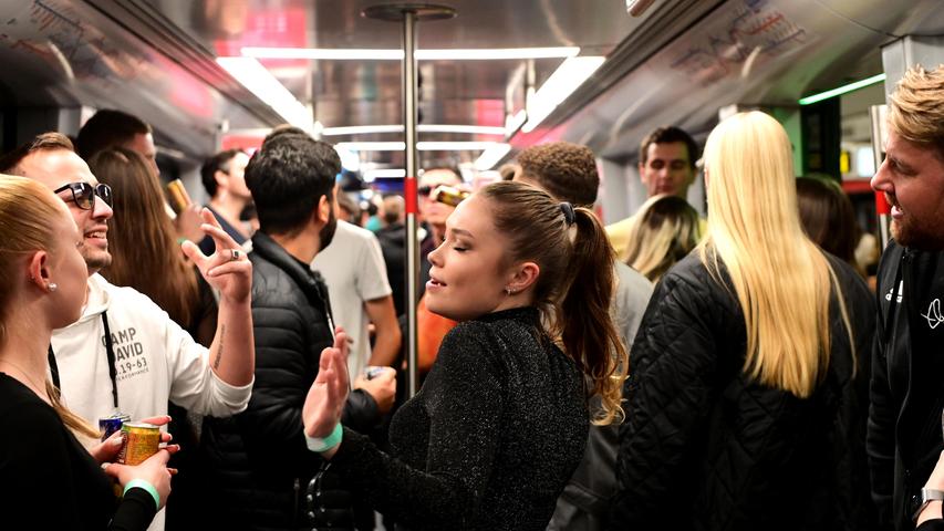 Can you feel it? Die tanzende Menge hatte sichtlich Spaß.  Wie der Abend verlief und warum die U-Bahn doch nicht fuhr, lesen sie in unserer Reportage.
