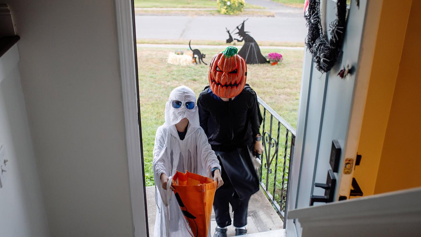 An Halloween sind es die Kinder, die unsichtbaren Mauern der vielerorts anonymen Nachbarschaften einreißen - indem sie einfach so an Türen klopfen und "Süßes oder Saures" rufen. An Halloween sind es die Kinder, die unsichtbaren Mauern der vielerorts anonymen Nachbarschaften einreißen - indem sie einfach so an Türen klopfen und "Süßes oder Saures" rufen.