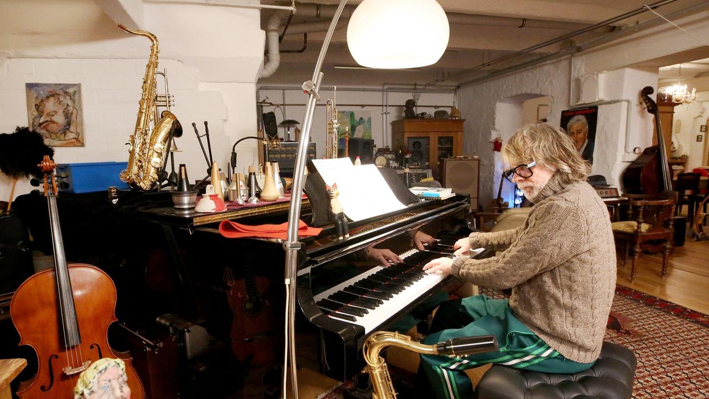Helge Schneider spielt in seiner Wohnung Klavier. Dem Multitalent steht ein Preis ins Haus.