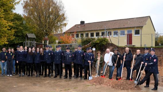 Nun ist Eigenleistung gefragt: Spatenstich für das neue Feuerwehrhaus in Windsfeld