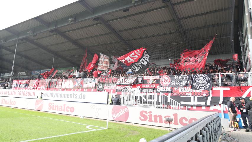 ...und die Anhänger auf den Rängen heiß. Trotz der weiten Anreise haben sich zahlreiche Club-Fans auf den Weg nach Kiel gemacht, um ihre Mannschaft zu unterstützen.