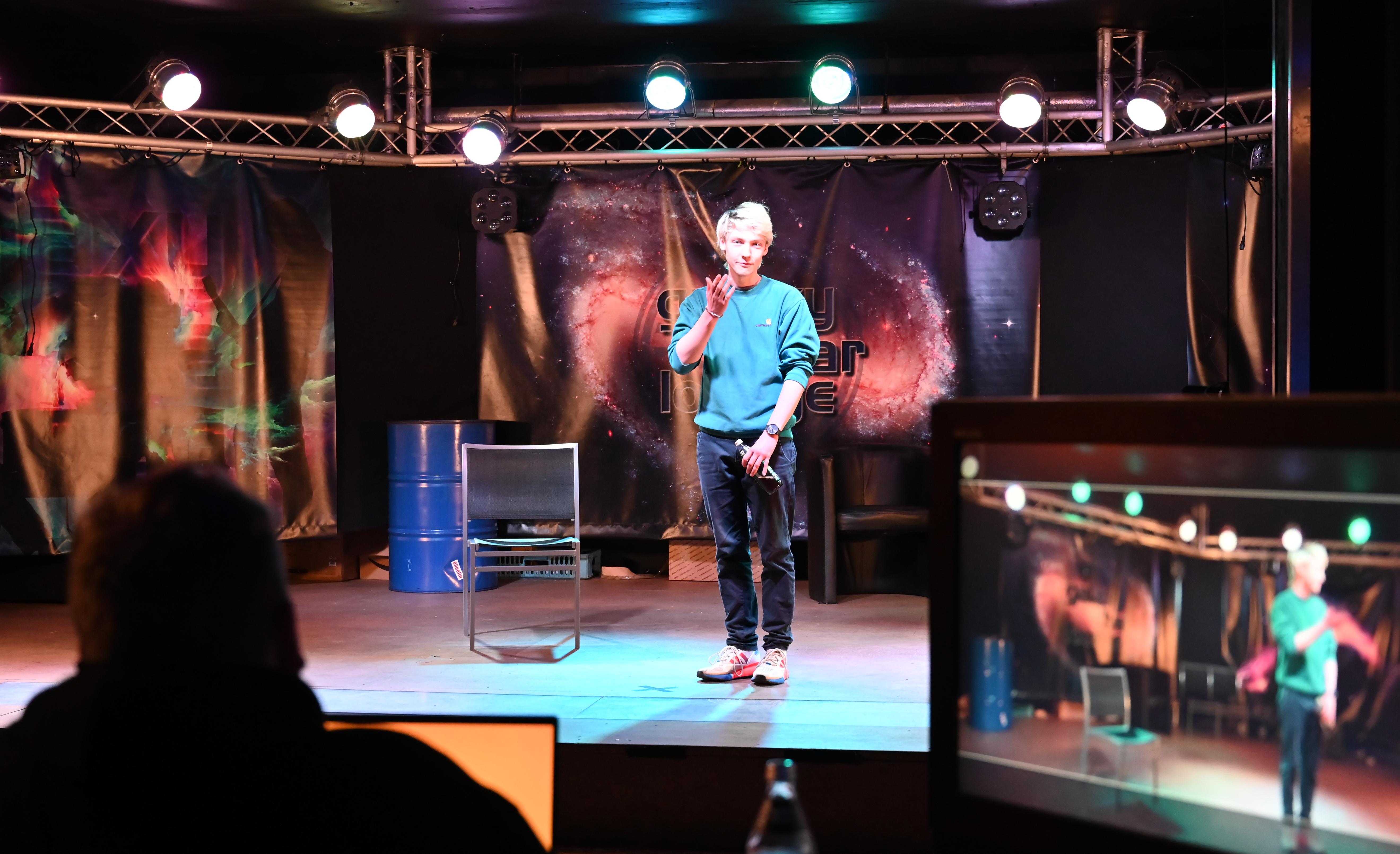 Schauspieler Lorenz Weh aus München hat kein Problem damit, einen Kuss auf Regieanweisung im Film "Willkür" geben zu müssen. 