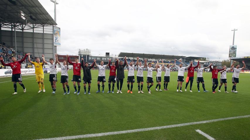Die Mannschaft feiert den Dreier ausgiebig vor den mitgereisten Fans. Sollte im nächsten Heimspiel gegen den FC Schalke der nächste Sieg folgen, wäre man endgültig im Aufstiegskampf dabei.