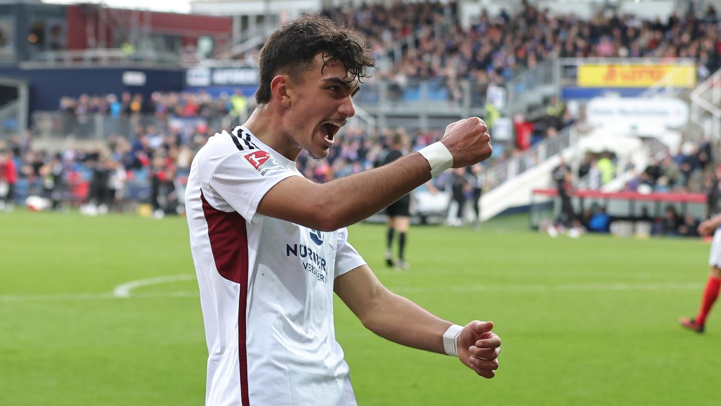 Gruß an die Kieler Fans? Can Uzun nach dem 2:0. Gruß an die Kieler Fans? Can Uzun nach dem 2:0.