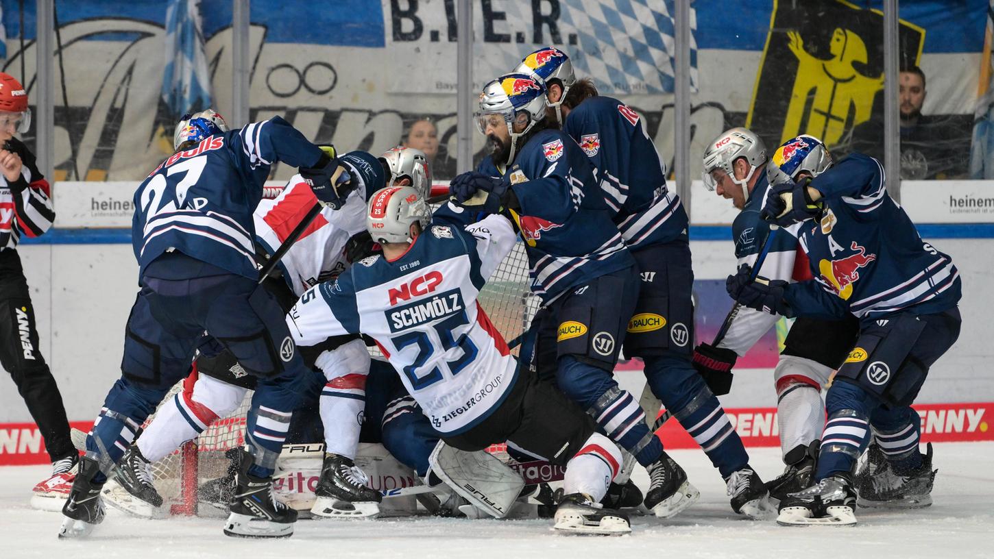 Rudelbildung auf dem Münchner Torhüter, den Ice Tigers gelang es allerdings nicht, den Puck über die Linie zu drücken. Rudelbildung auf dem Münchner Torhüter, den Ice Tigers gelang es allerdings nicht, den Puck über die Linie zu drücken.