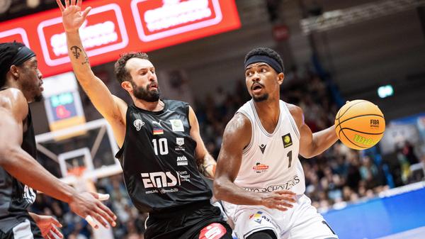 BARMER 2. Basketball Bundesliga ProA 2023 2024 6. Spieltag Medipolis SC Jena vs Nürnberg Falcons BC v.re. Blake Francis