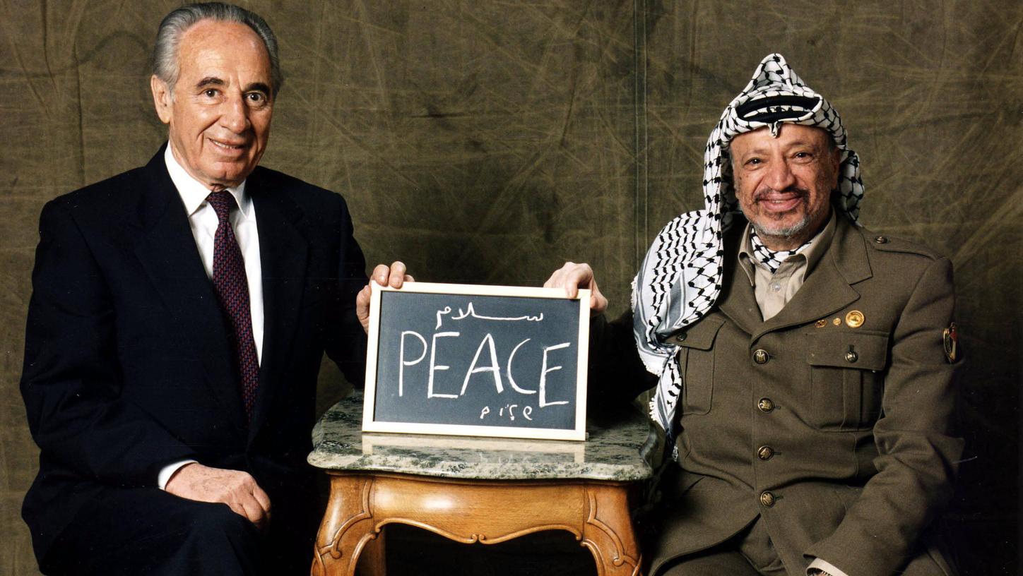 Israels Außenminister Shimon Peres und Chef der Palästinensischen Befreiungsorganisation Yassir Arafat im Jahr 1994.