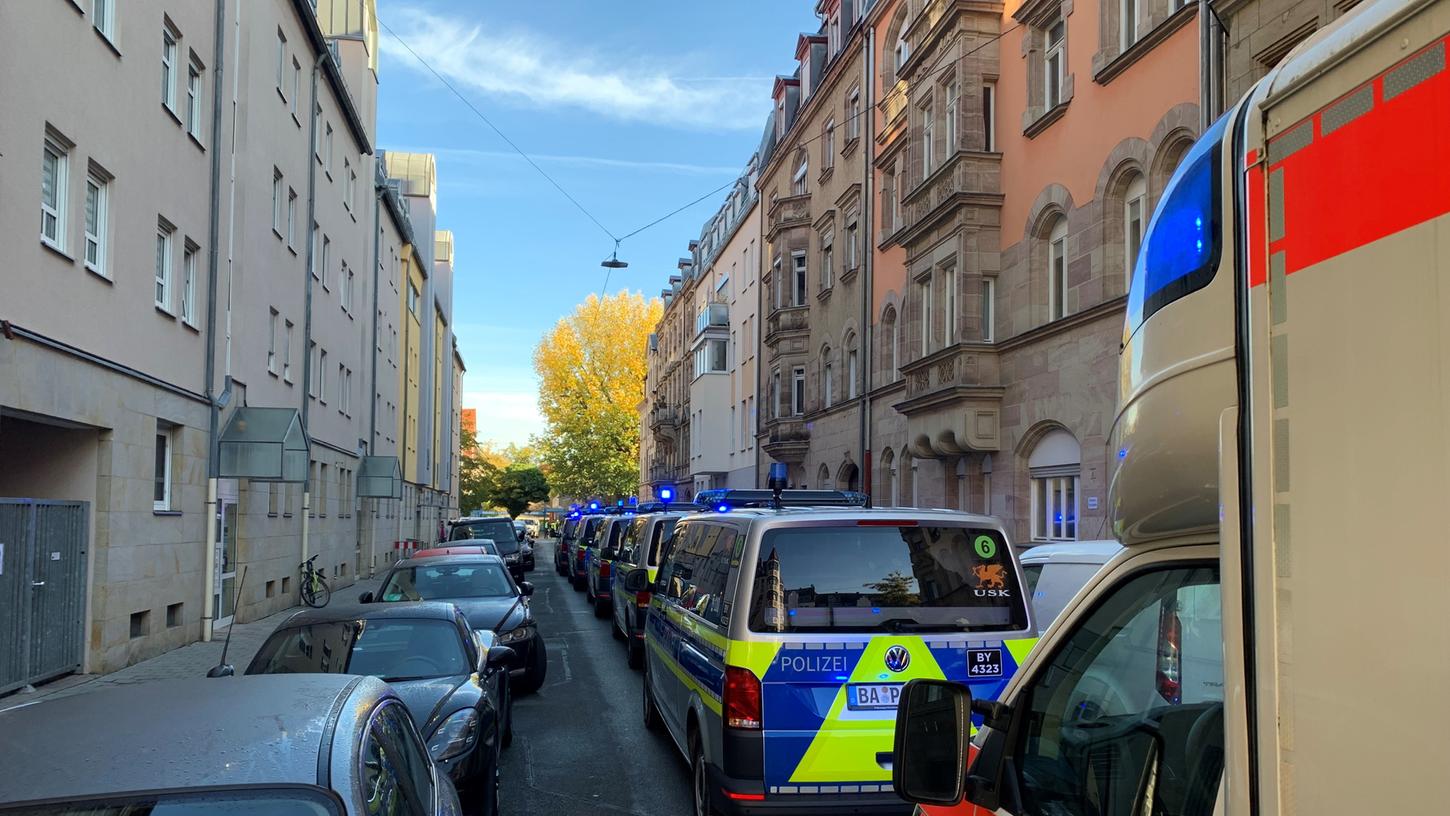 Die Polizei übte am Montagmorgen in mehreren Gebäuden in der Stadt, hier in der Fürther Tannenstraße nahe des Helene-Lange-Gymnasiums. Die Polizei übte am Montagmorgen in mehreren Gebäuden in der Stadt, hier in der Fürther Tannenstraße nahe des Helene-Lange-Gymnasiums.