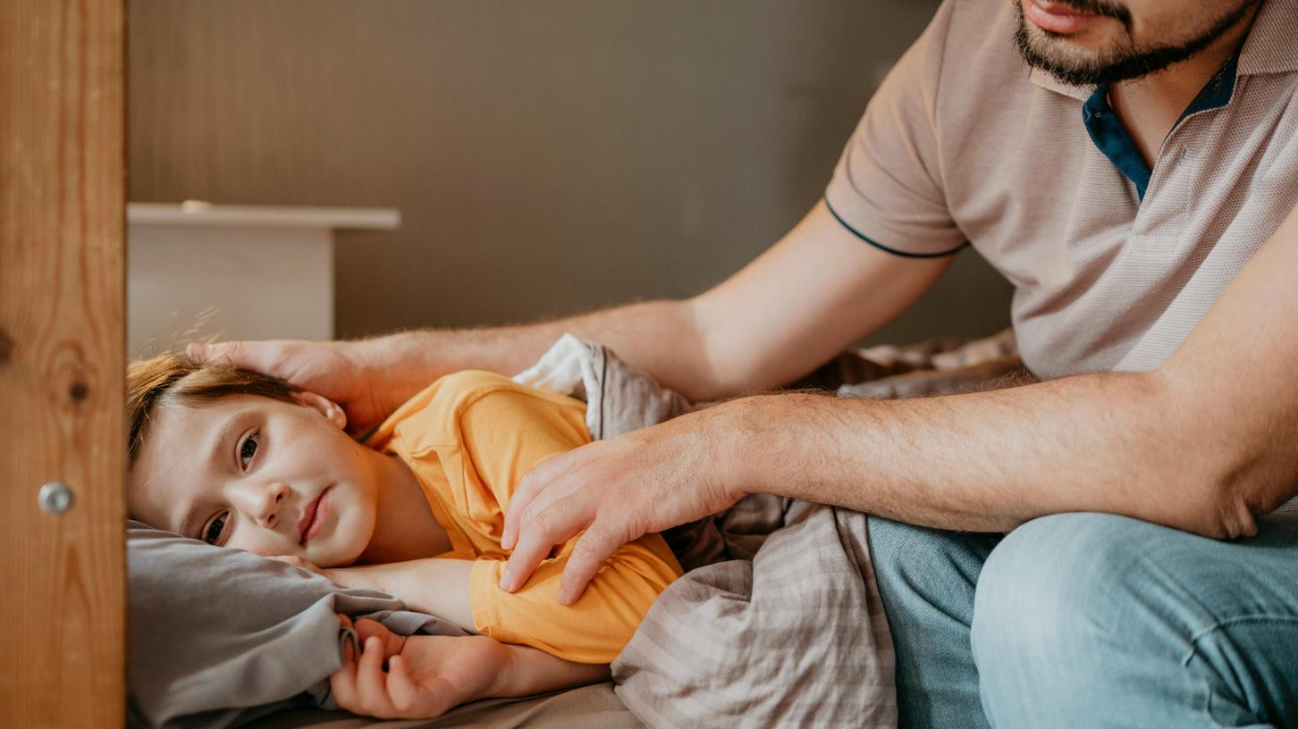 Kinderärzte sind überzeugt, dass Eltern es selbst einschätzen können, ob es notwendig ist, dass ein Elternteil mit dem kranken Kind daheim bleibt.