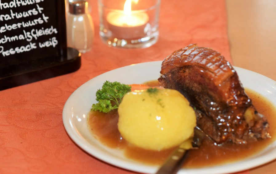 Inmitten des Nürnberger Reichwaldes findet sich das Weisse Ross. Das Gasthaus in Oedenberg im Nürnberger Land wird in der fünften Generation geführt. Familie Walk und Team bereiten hier täglich frische Schäufele zu – Ruhetage ausgenommen. Es gibt von 11.30 Uhr bis 20 Uhr durchgehend warme Küche.