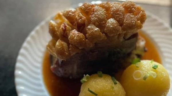 Thorsten und Gabi Kortum haben Anfang 2020 das Restaurant Zum Holzwurm in Röthenbach eröffnet. Die beiden schaffen es bei über 20 Mitbewerbern in die Top 10 der Schäufele-Charts. Die urige Gaststätte bietet fränkisch-moderne Küche - da darf das Schäufele auf der Speisekarte nicht fehlen. Die Schweineschulter mit krosser Kruste wird Freitag bis Sonntag ofenfrisch mit Klößen und Salat angeboten.