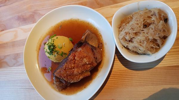 Direkt an der Regnitz in Erlangen liegt die Thalermühle. "Eine super-kracherde Krustn, butterzartes Fleisch, eine hervorragende Soße und natürlich Kloß und Sauerkraut dazu", schwärmt Leserin Heidi Leidig-Schmitt vom Schäufele in der Thalermühle. Sie ist nicht der einzige Fan, im Voting kommt die Thalermühle auf einen starken fünften Platz. Das Essen wird von eigenen Bierspezialitäten und fränkischen Weinen begleitet.