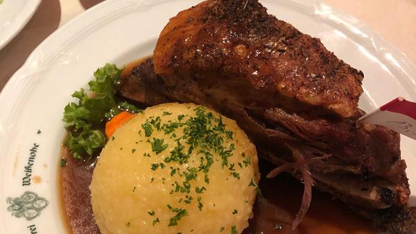 Fränkische Speisen mit Bieren der Klosterbrauerei Weißenohe gibt es im Wirtshaus Klosterbrauerei Weißenohe. An Samstagen und Sonntagen gibt es knuspriges Schäufele mit Kloß und Sauerkraut - um eine Vorbestellung wird gebeten. "Besonders die Soße ist einfach genial und passt hervorragend zum Fleisch", schwärmt Leserin Frederike Seidel.