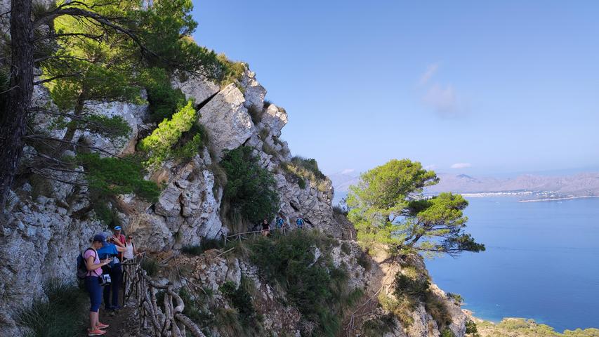 Auf dem Weg zum Talaia d´Alcúdia überqueren die Wanderer auch ein paar enge Pfade.