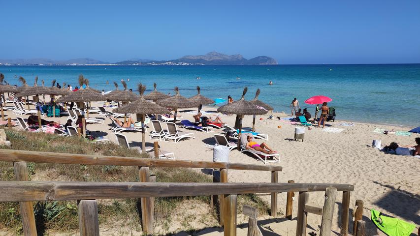 Nach dem Sport an den Strand: Die Playa de Muro gehört zu den schönsten Stränden in Europa. Und wer will, kann hier noch ein bisschen Wassersport machen.