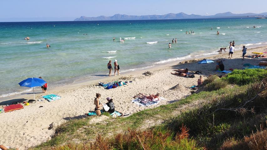 Vor allem für bei kleinen Gästen ist die Playa de Muro beliebt: In das türkisfarbene Wasser geht es sehr flach rein. Erst nach 50 Metern wird das Meer etwas tiefer.