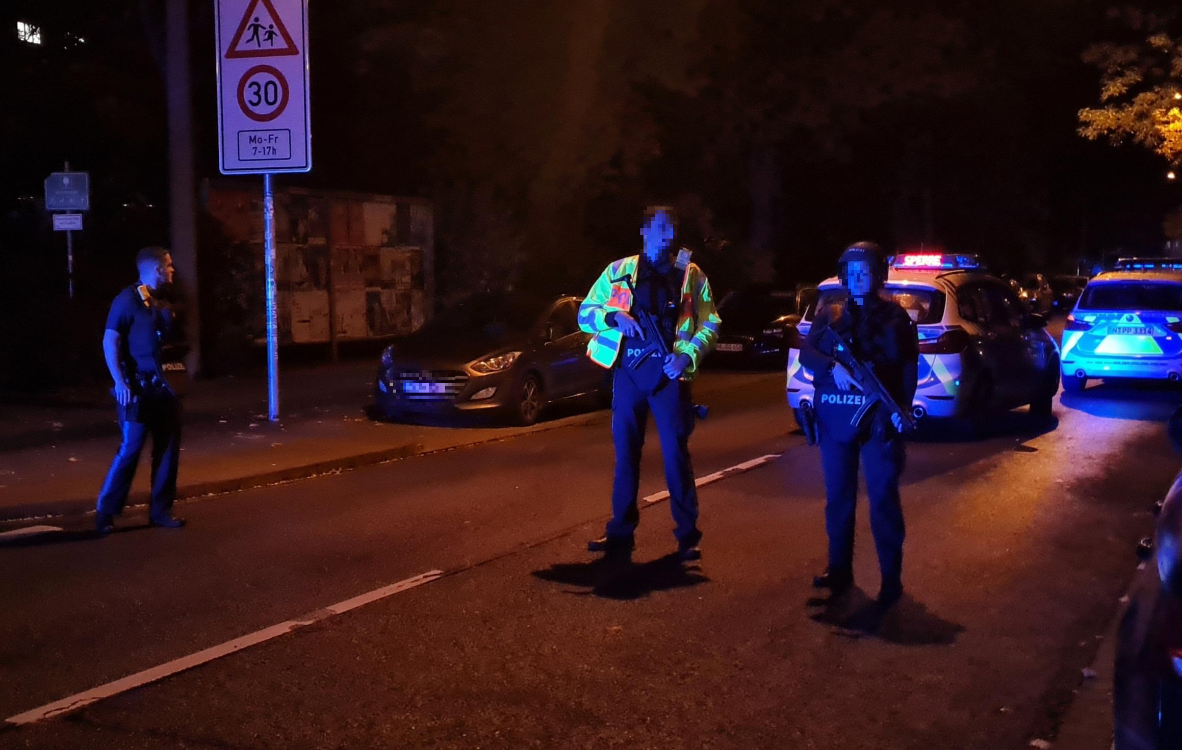 Am Montagabend meldeten mehrere Anwohner in der Fürther Flößaustraße Schüsse. Die Polizei war mit einem Großaufgebot vor Ort. Am Montagabend meldeten mehrere Anwohner in der Fürther Flößaustraße Schüsse. Die Polizei war mit einem Großaufgebot vor Ort.