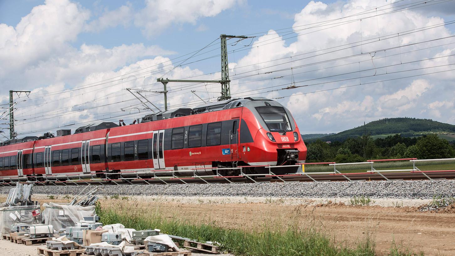 Eine Regionalbahn im Sommer 2022 bei Forchheim auf dem Weg in Richtung Bamberg. Die Bauarbeiten auf der Bahnstrecke dauern weiter an.