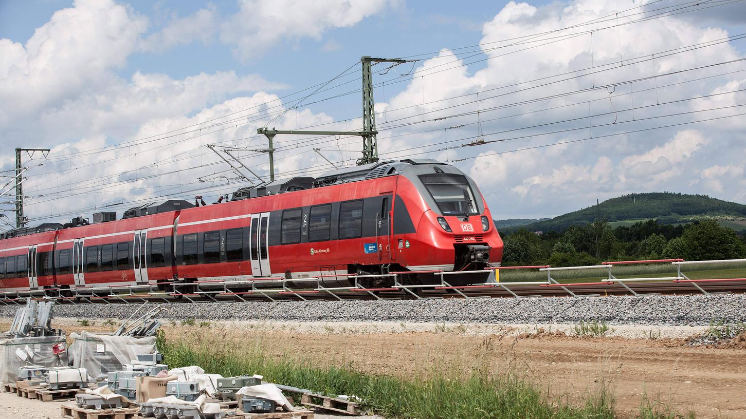 Eine Regionalbahn im Sommer 2022 bei Forchheim auf dem Weg in Richtung Bamberg. Die Bauarbeiten auf der Bahnstrecke dauern weiter an. Eine Regionalbahn im Sommer 2022 bei Forchheim auf dem Weg in Richtung Bamberg. Die Bauarbeiten auf der Bahnstrecke dauern weiter an.