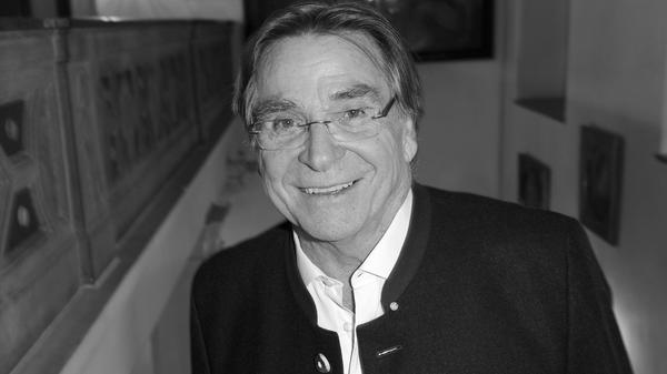 Der deutsche Fernsehstar und Synchronsprecher Elmar Wepper ist im Alter 79 Jahren gestorben. Besonders bekannt wurde der Bruder von Fritz Wepper in seiner Rolle als Dr. Ralf-Maria Sagerer in "Zwei Münchner in Hamburg", an der Seite von Uschi Glas. Wepper war zudem als Synchronsprecher tätig und lieh Star Treks Chekov seine Stimme.