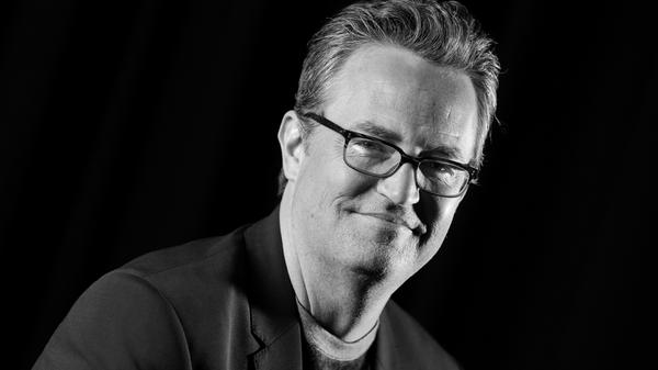 Ende Oktober verstarb der US-amerikanische Schauspieler Matthew Perry im Alter von 54 Jahren. Perry war besonders in seiner Rolle als Chandler Bing in der Hit-Serie "Friends" bekannt. Perry Tot erschütterte ganz Hollywood und zahlreiche Fans.