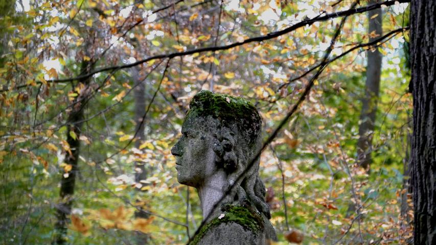 Moosbewachsen steht die Statue Friedrich Schillers im Irrhain. Mehr Leserfotos finden Sie hier