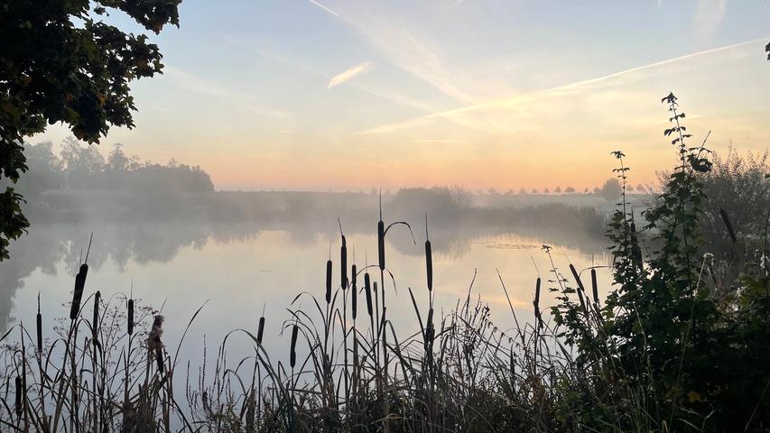 Morgendlicher Nebel steht über einem See bei Kriegenbrunn. Mehr Leserfotos finden Sie hier