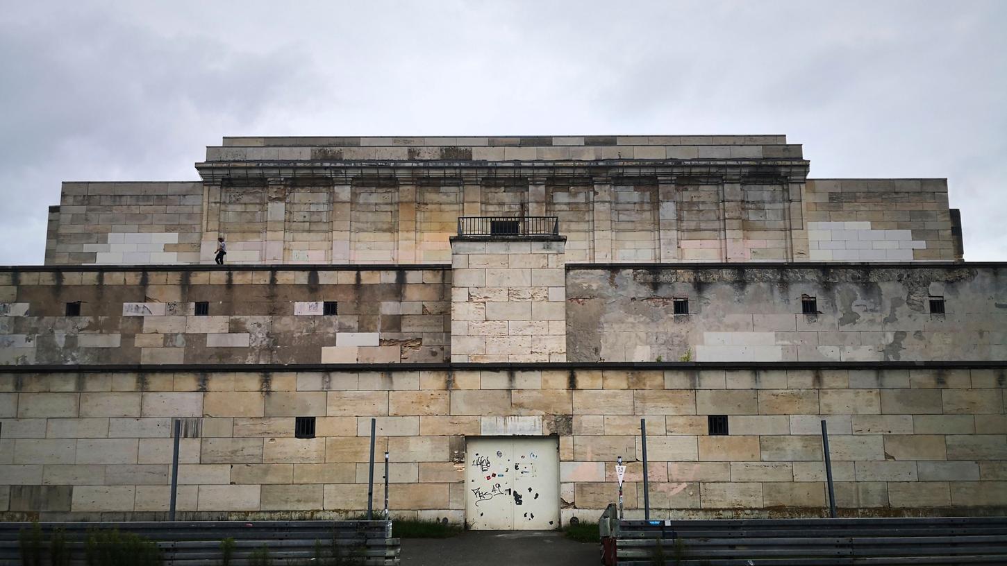 Die Zeppelintribüne in Nürnberg wurde beschmiert. Die Zeppelintribüne in Nürnberg wurde beschmiert.