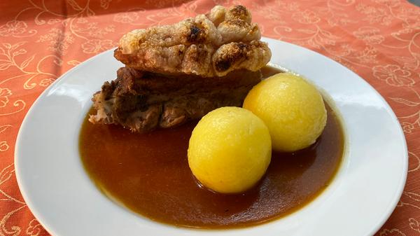 Im Gasthof Restaurant Café Bauer in Hersbruck gibt es täglich mittags und abends frische Schäufele. Einzig Montagmittag ist ausgenommen, da erst ab 17 Uhr geöffnet wird. Die Schweineschultern werden von Metzern vor Ort gekauft. "Wir sind Mitglied im Verein 'Heimat auf'm Teller e. V." - kurze Wege und regionale Qualität nehmen wir persönlich", sagt Gasthof-Chefin Irmgard Bauer.