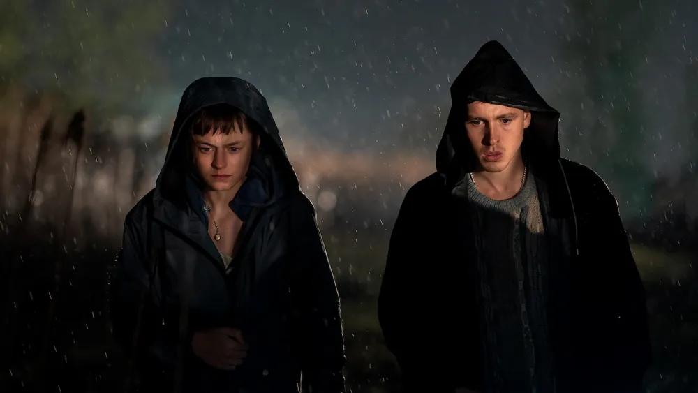 Einen Mystery-Thriller tischt Disney+ mit "A Murder at the End of the World" auf. Darin spielt Clive Owen einen geheimnisvollen Milliardär, der mehrere Personen zu einem Retreat an einen abgelegenen Ort lädt. Der teilweise in Island gedrehte Siebenteiler erscheint am 14. November.