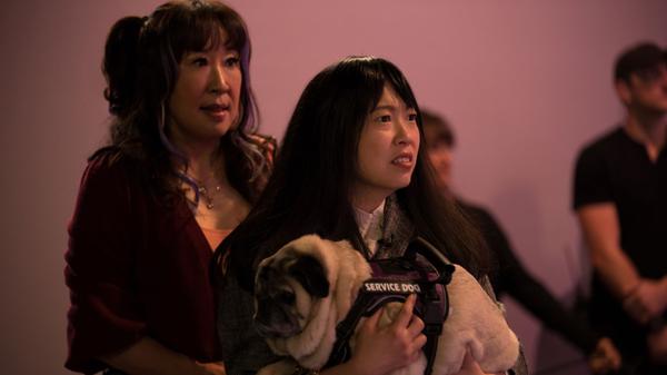 Die Schwestern Jenny (Sandrah Oh) und Anne (Nora Lum) brauchen dringend Geld, um die Spielschulden ihrer Mutter begleichen zu können. Doch woher nehmen, wenn nicht stehlen? Da kommt den beiden eine Idee. Die knallige Komödie "Quiz Lady" feiert am 3. November bei Disney+ Premiere.