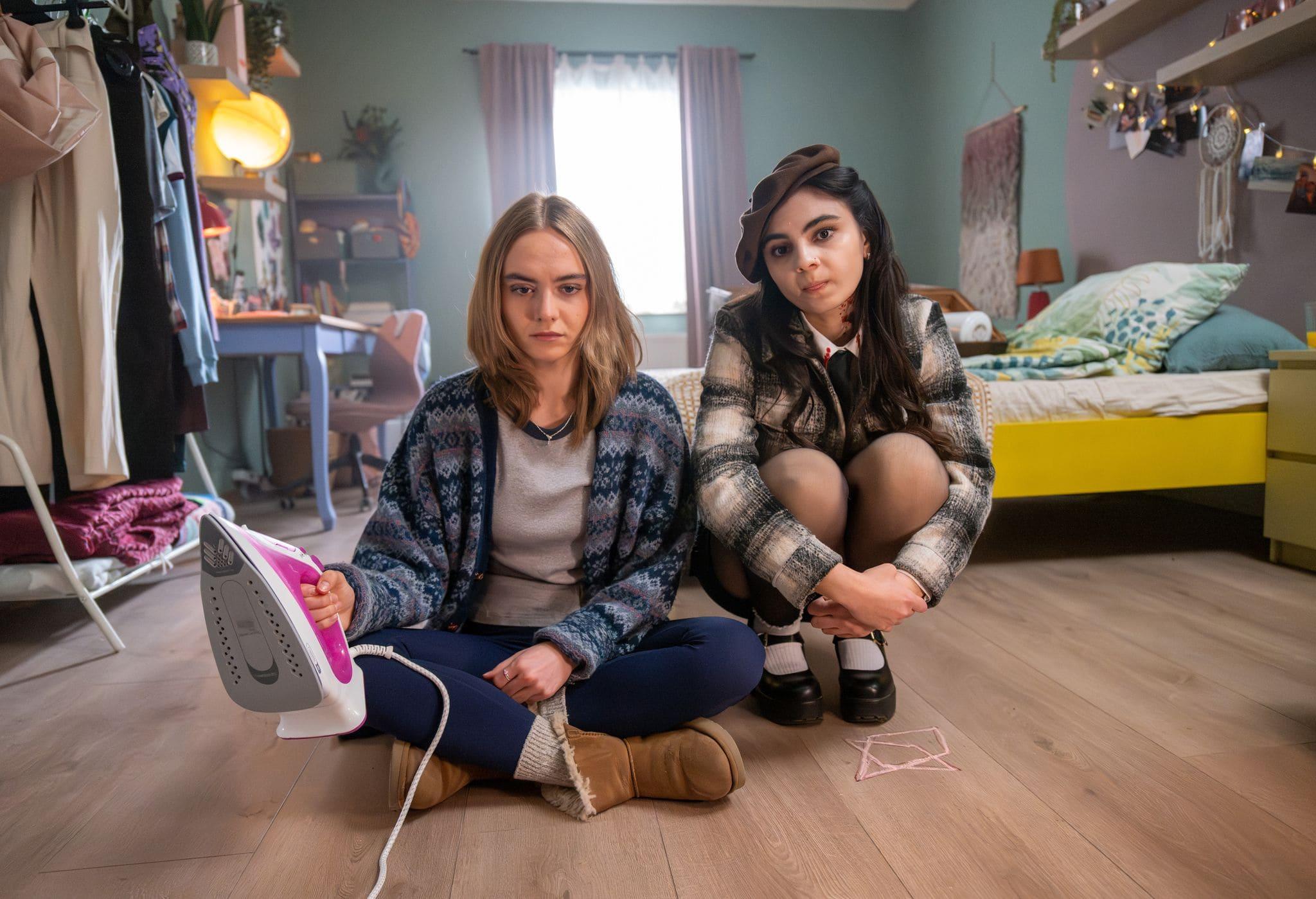 Mandy ist Mitte 20, leidet unter einer Angststörung und wohnt noch zu Hause. In der neuen Serie "Mandy und die Mächte des Bösen" macht die Frau Bekanntschaft mit einem Geist, der sie vor Dämonen in ihrer Nachbarschaft warnen will. Die Horror-Komödie in Serienverpackung erscheint am 3. November. 