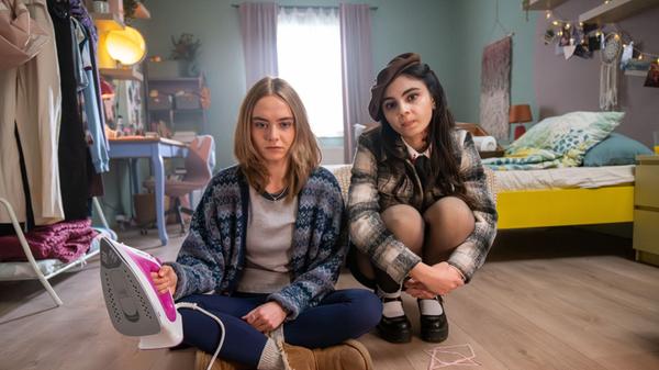 Mandy ist Mitte 20, leidet unter einer Angststörung und wohnt noch zu Hause. In der neuen Serie "Mandy und die Mächte des Bösen" macht die Frau Bekanntschaft mit einem Geist, der sie vor Dämonen in ihrer Nachbarschaft warnen will. Die Horror-Komödie in Serienverpackung erscheint am 3. November.