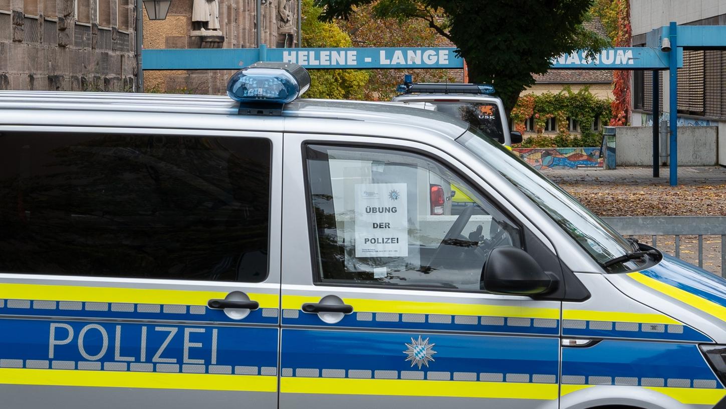 Am Helene-Lange-Gymnasium trainierte die Polizei unter anderem am Montag für den Ernstfall. Am Helene-Lange-Gymnasium trainierte die Polizei unter anderem am Montag für den Ernstfall.