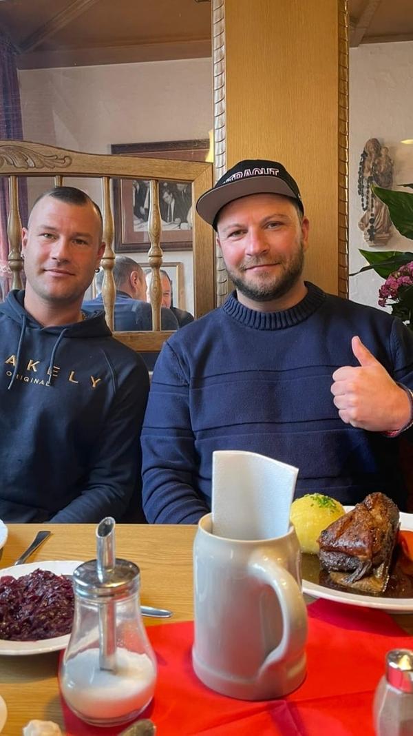 Das traditionelle fränkische Schäufele ist das beliebteste und meistgefragte Gericht im Brauerei-Gasthof Kraus in Hirschaid im Landkreis Bamberg. Für Leser Steven Heydecke ist es das "beste Schäufele". Das Kraus-Wirtshaus hat ab 11 Uhr durchgehend warme Küche und bezieht Fleisch aus einer eigenen Metzgerei. Zum Essen serviert werden unter anderem braufrisch gezapfte Biere vom Fass. Gerichte können zum Abholen bestellt werden.