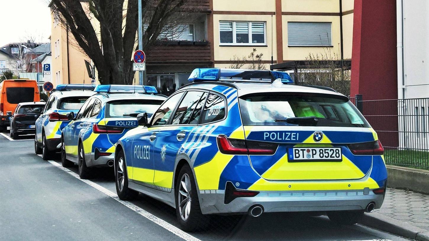 Einsatzfahrzeuge der Bayreuther Polizei in der Innenstadt. (Symbolbild)
