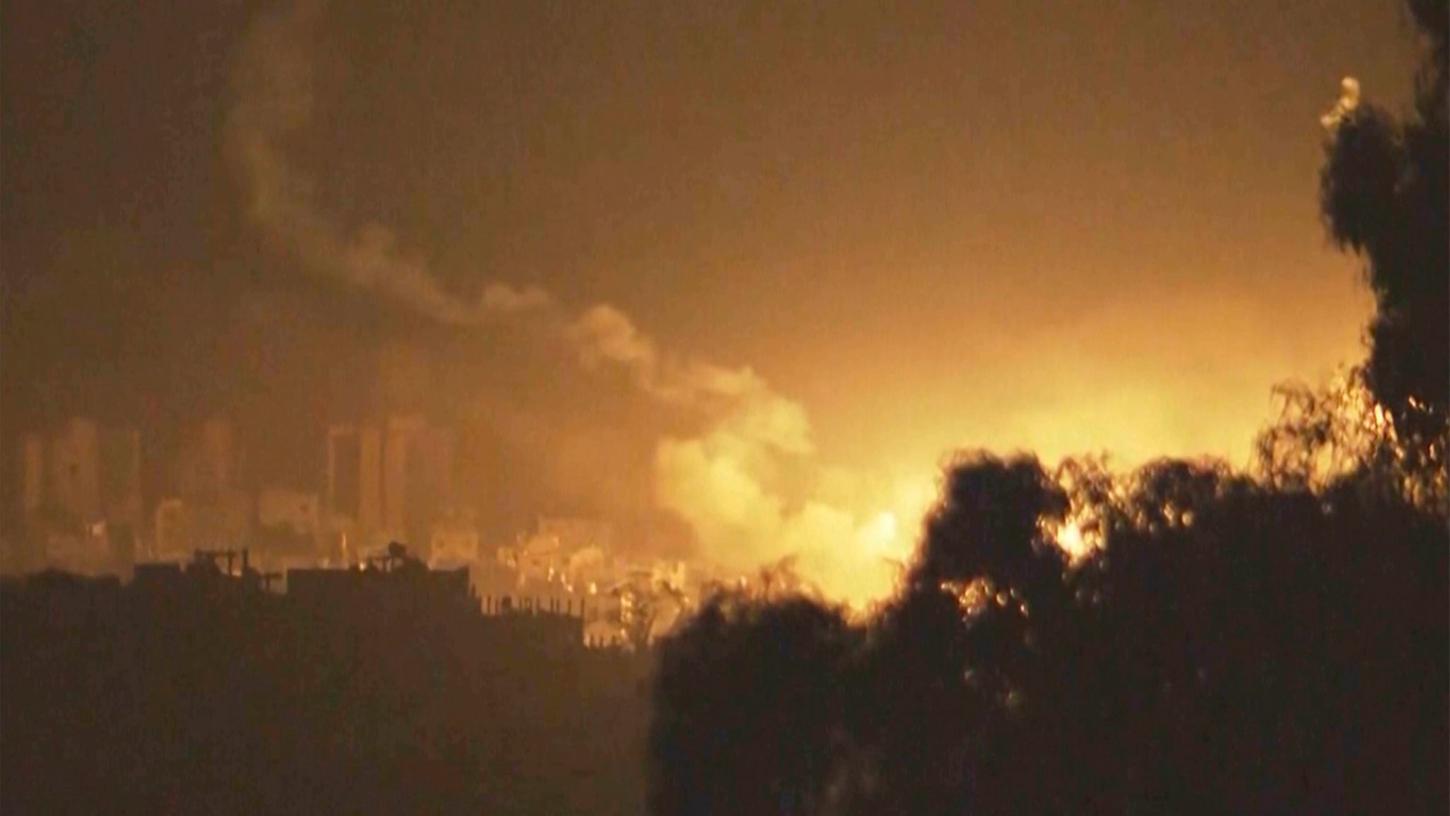 Vom Süden Israels aus sind heftige Explosionen im Gazastreifen zu sehen.