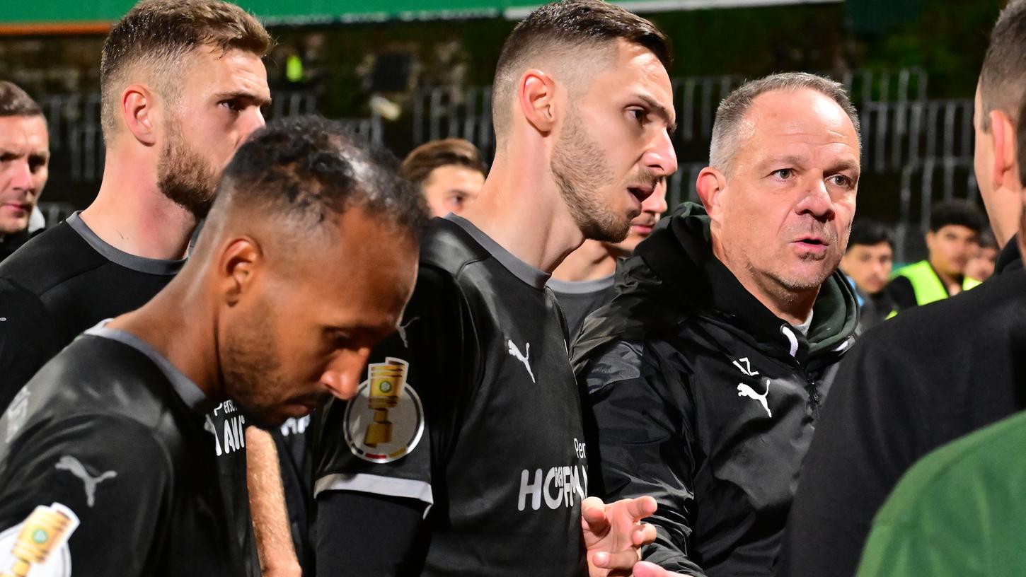 Geht keiner Konfrontation aus dem Weg: Trainer Alexander Zorniger (r.) diskutierte schon nach dem Pokal-Aus lange mit den Fans. Geht keiner Konfrontation aus dem Weg: Trainer Alexander Zorniger (r.) diskutierte schon nach dem Pokal-Aus lange mit den Fans.