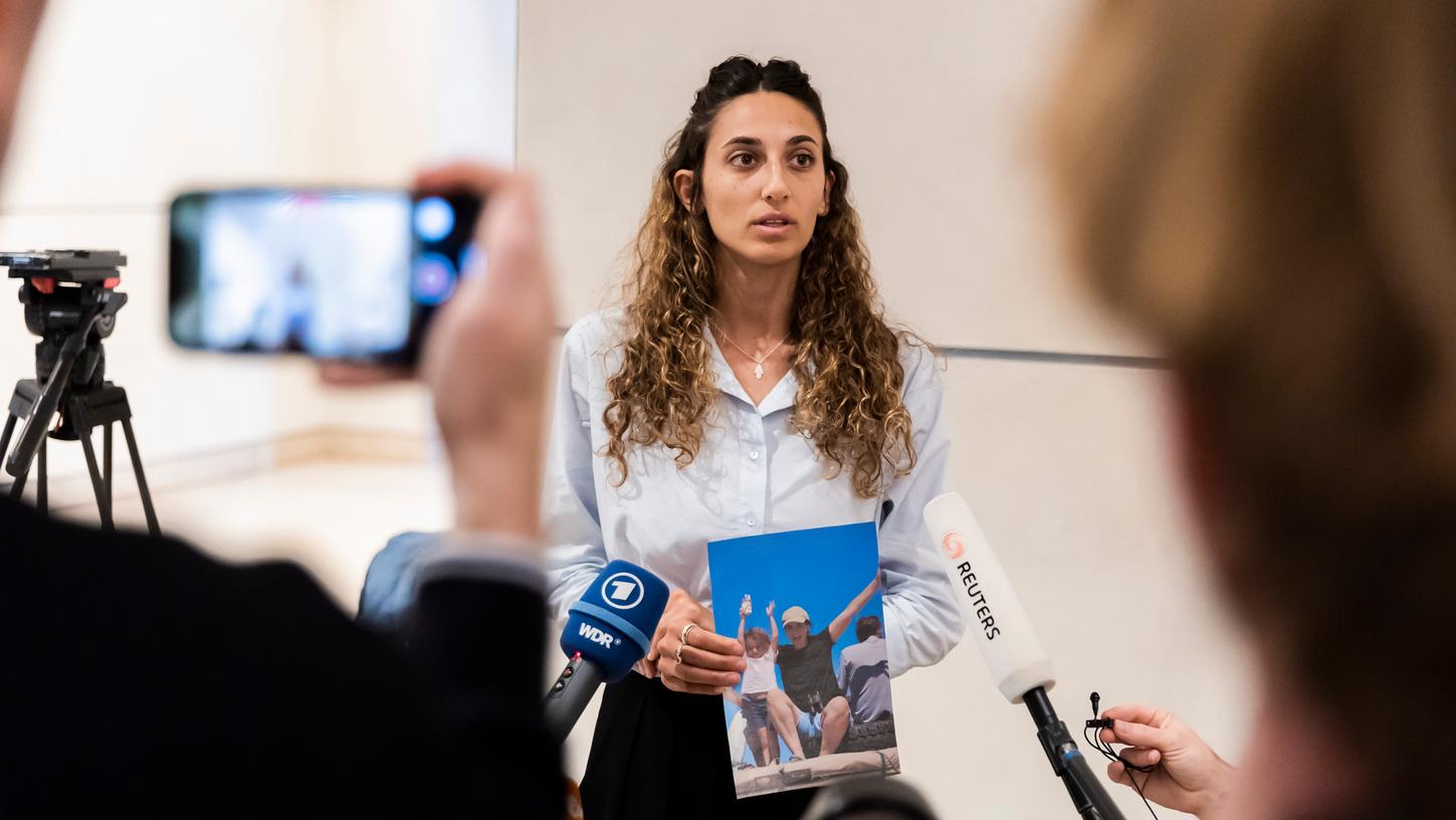 Roni Romann – hier bei einem Statement im Deutschen Bundestag – bangt um ihre Schwester Yarden, die die Hamas entführt hat. Die Familie hat Wurzeln in Fürth. Roni Romann – hier bei einem Statement im Deutschen Bundestag – bangt um ihre Schwester Yarden, die die Hamas entführt hat. Die Familie hat Wurzeln in Fürth.