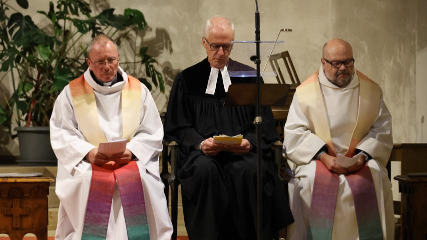 Friedensgebet in der Kirche Unsere Liebe Frau in Fürth: Der katholische Dekan André Hermany (links) und der evangelische Dekan Jörg Sichelstiel (Mitte) luden gemeinsam dazu ein, für die Menschen in Israel und im Gazastreifen zu beten. Friedensgebet in der Kirche Unsere Liebe Frau in Fürth: Der katholische Dekan André Hermany (links) und der evangelische Dekan Jörg Sichelstiel (Mitte) luden gemeinsam dazu ein, für die Menschen in Israel und im Gazastreifen zu beten.