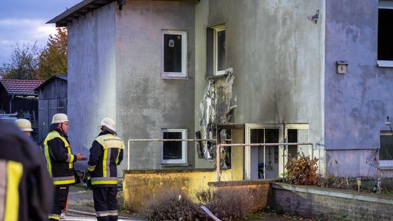 Helle Flammen aus dem Keller: Großaufgebot an Feuerwehrlern in Lupburg