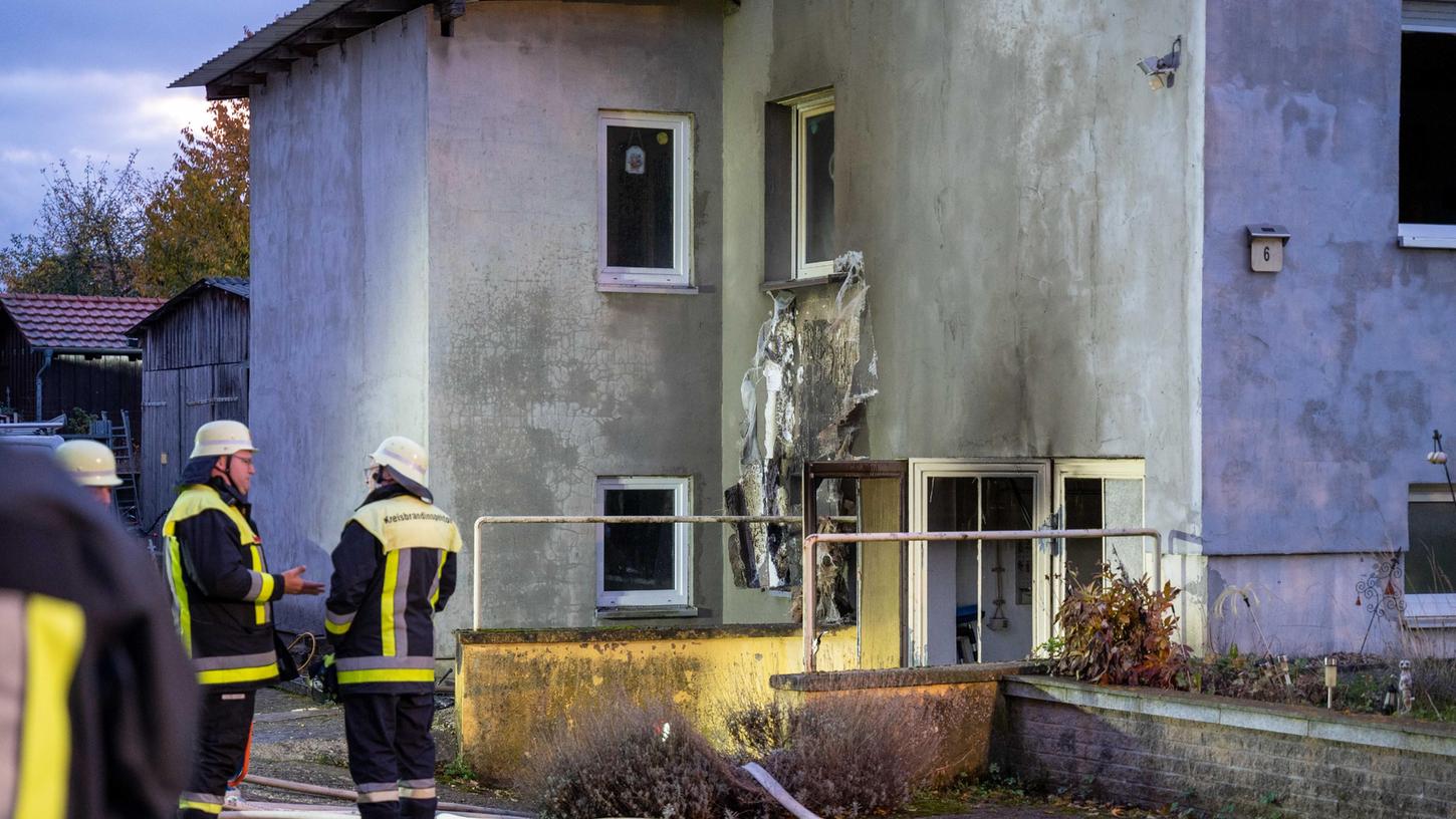 Im Keller eines Wohnhauses in Lupburg brach ein Brand aus, eine Person wurde verletzt.